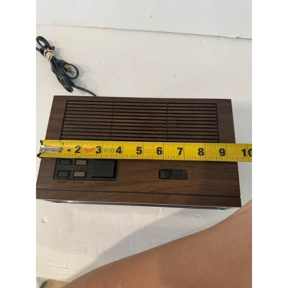 Vintage GE General Electric Clock Radio AM/FM Digital LED Walnut Grain 7-4640A